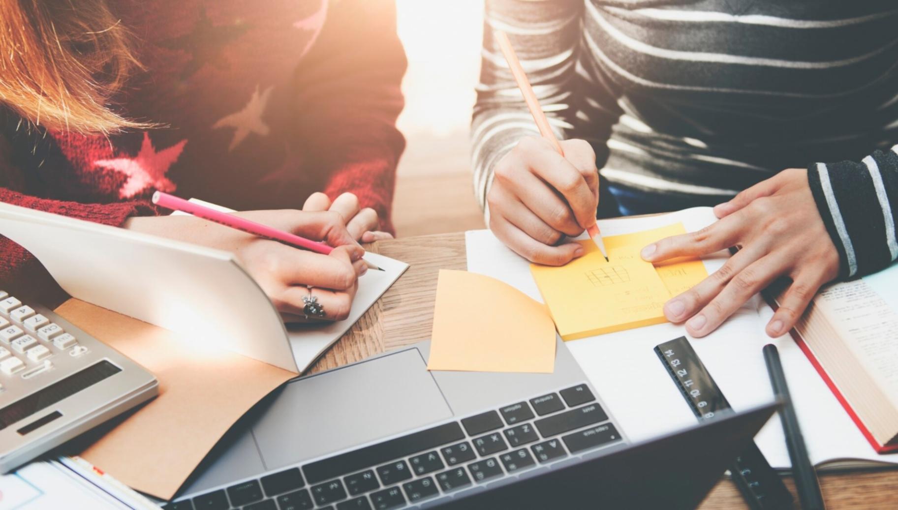 Espace de travail moderne avec analyses financières